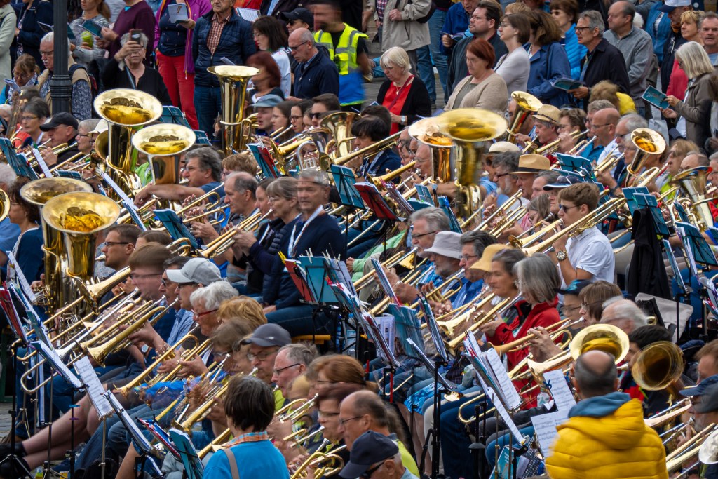 Sunday mass with 2.500 brass players on Nuremberg's main town square
