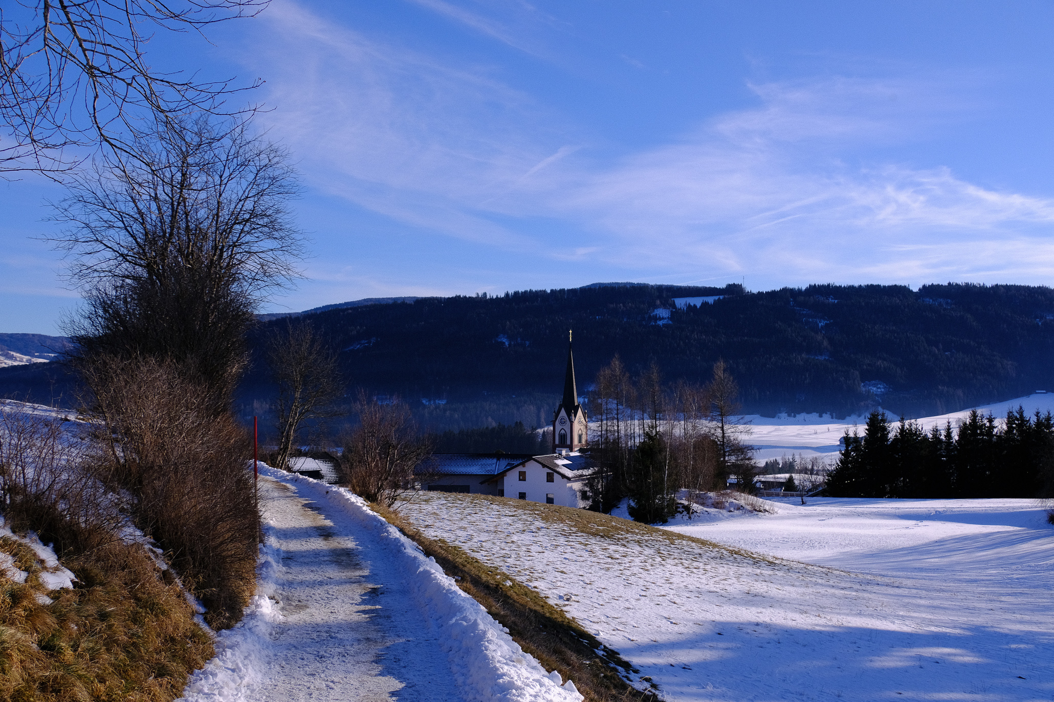 Mariapfarr von einem Wanderweg aus gesehen