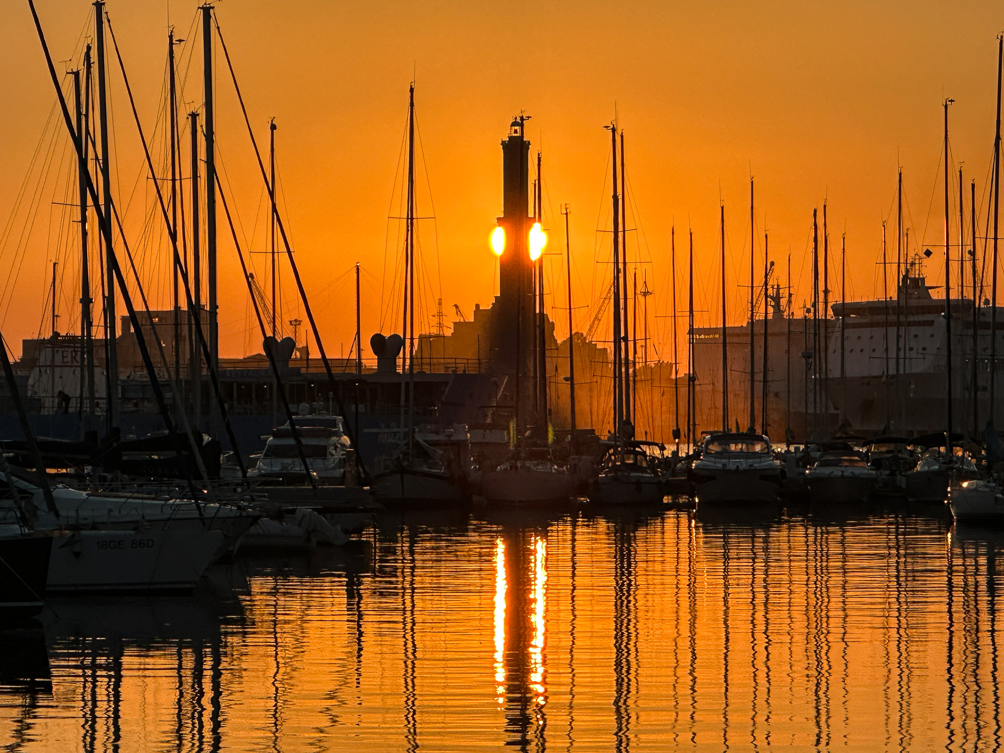 This house is on fire - La Lanterna, the historic lighthouse of Genoa