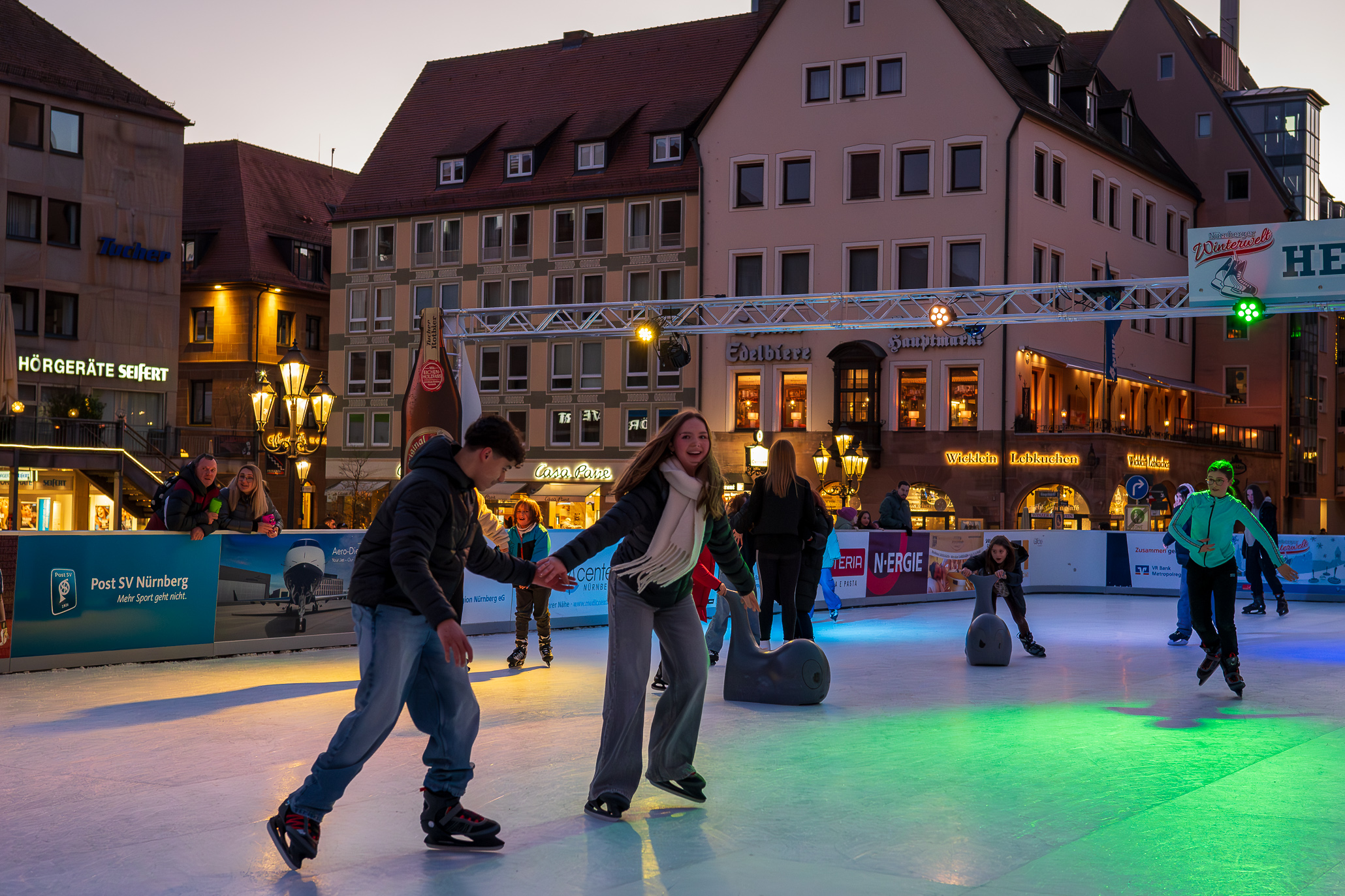 Teenager Pärchen beim Eislauf in Nürnberg