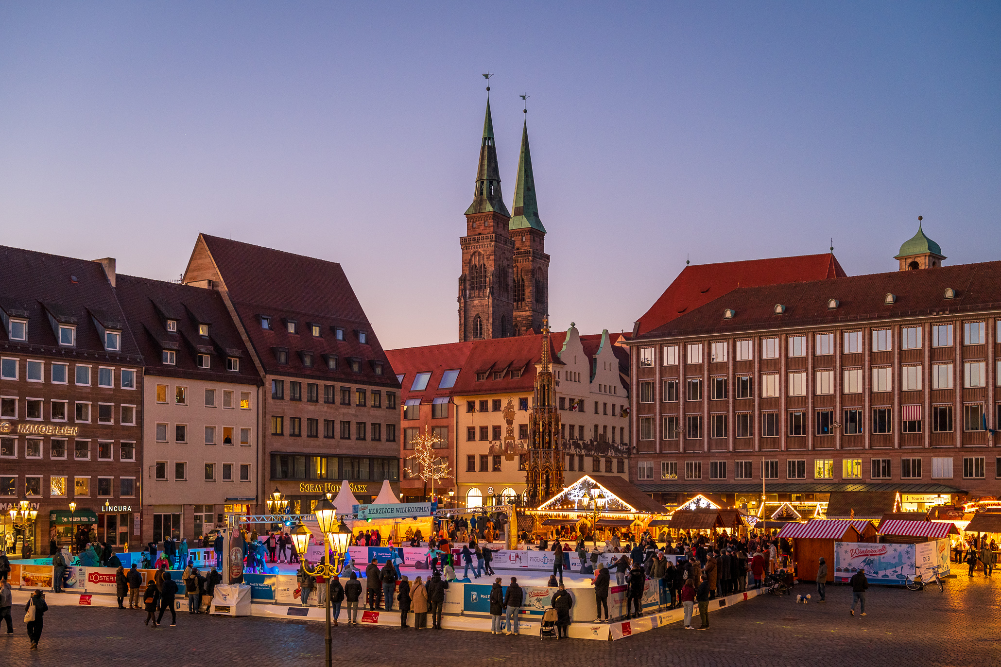 Eislauffläche auf dem Hauptmarkt Nürnberg
